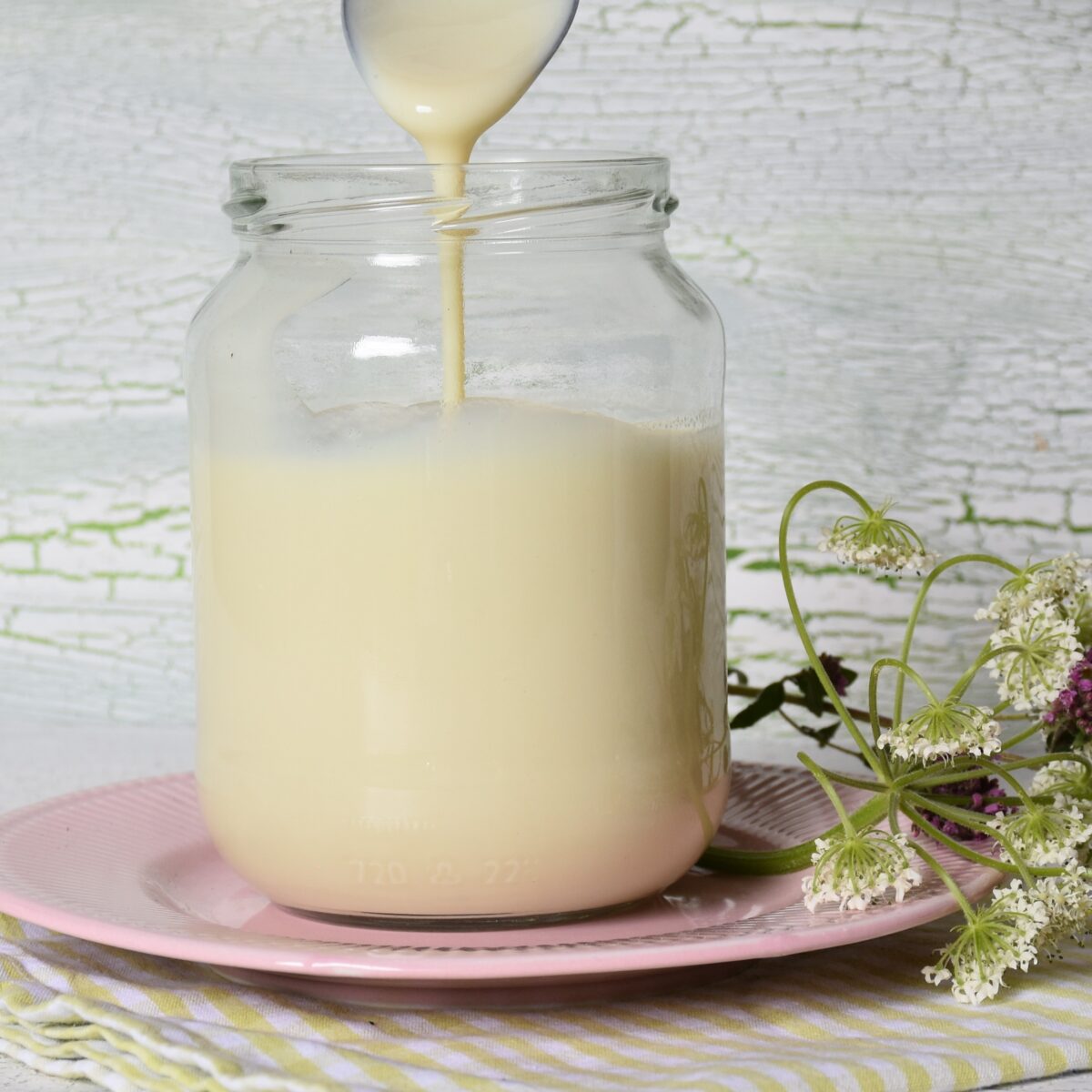 Glas mit fructosefreier Kondensmilch aus Milchpulver hergestellt