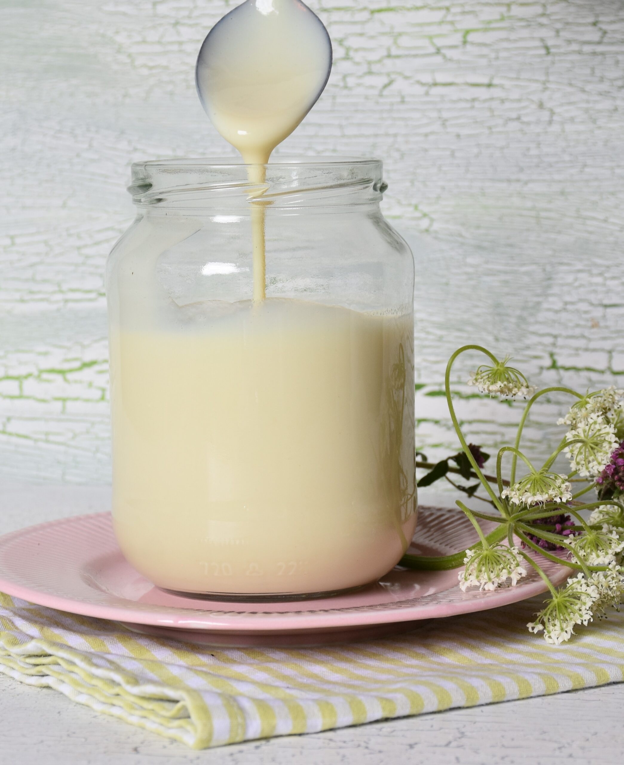 Glas mit fructosefreier Kondensmilch aus Milchpulver hergestellt
