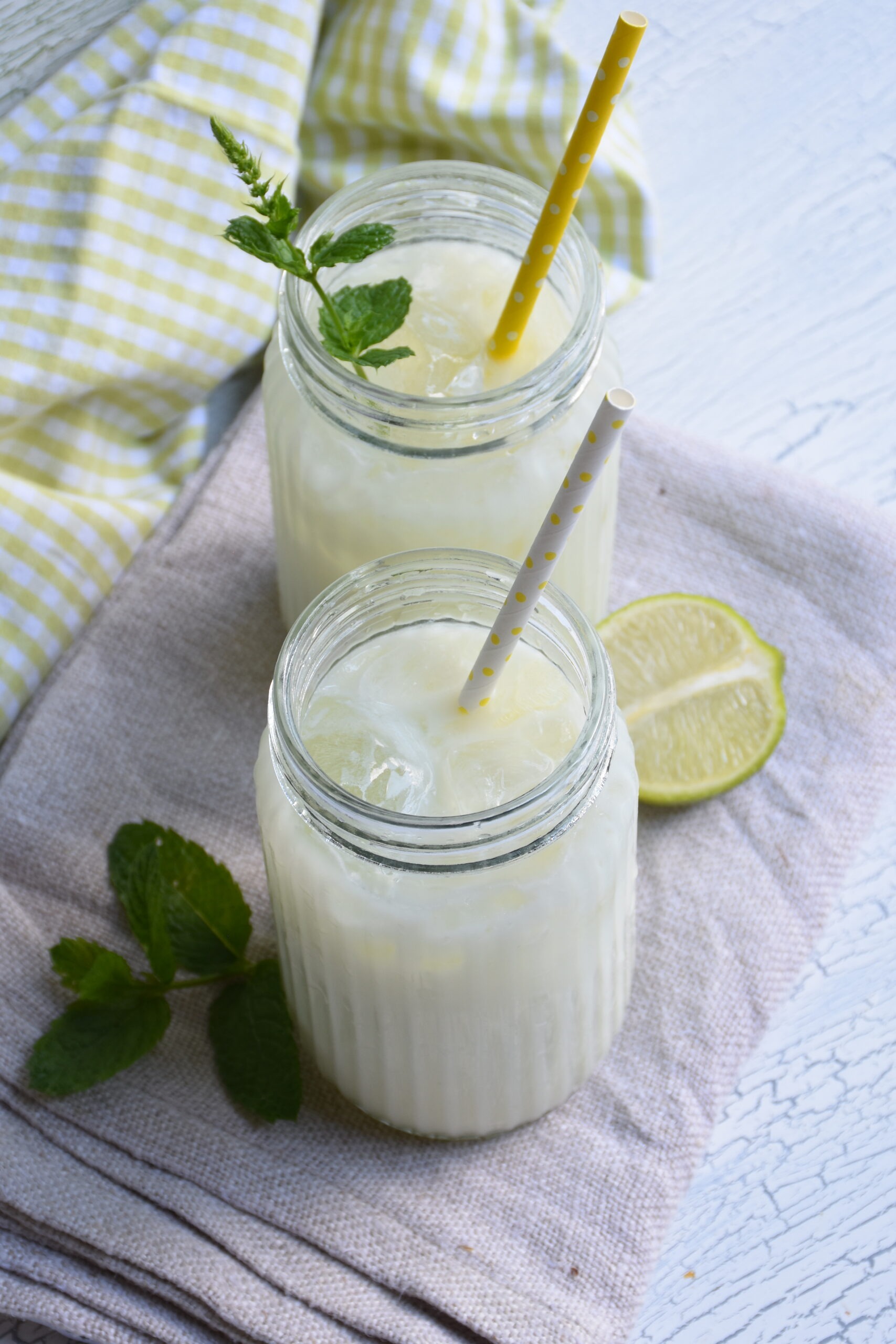 Brasilianische Limonade in einem Glas mit Limetten dekoriert, fructosefrei und mit gezuckerter Kondensmilch ohne Fructose hergestellt